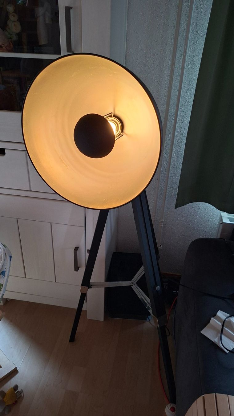 Lampade: Schwarze Stehlampe im Industrial Design – Usato da Berlingen venduto da mic_qg5h 1