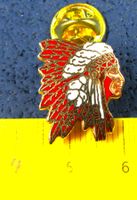 INDIANER HÄUPTLING CHIEF SCHMUCK PIN ENAMEL GOLDIG FEIN-KLEI