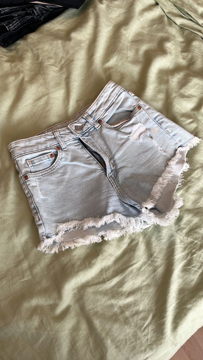 Jeans: Sommer Jeans Shorts mit Fransen, hellblau, Gr. 34 – Usato da Zürich venduto da msxtnt
