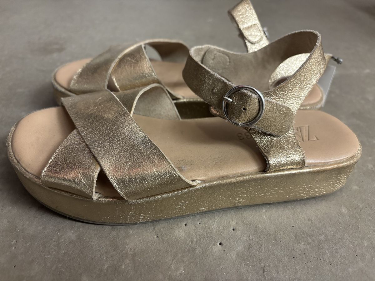 Zara Scarpe per ragazze: ZARA Sandalen Gold, Grösse 33 – Usato da Büren an der Aare venduto da Nikito2001