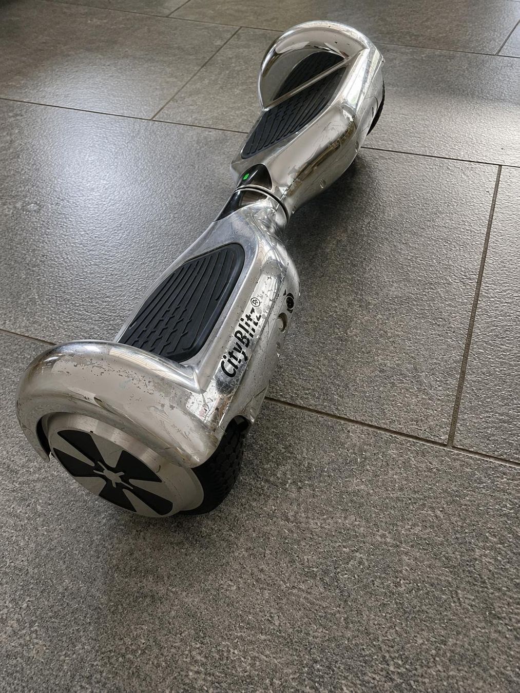 CityBlitz Hoverboard: Hoverboard CityBlitz cromato con caricatore, usato – Usato da Avegno venduto da SVColumbia 1