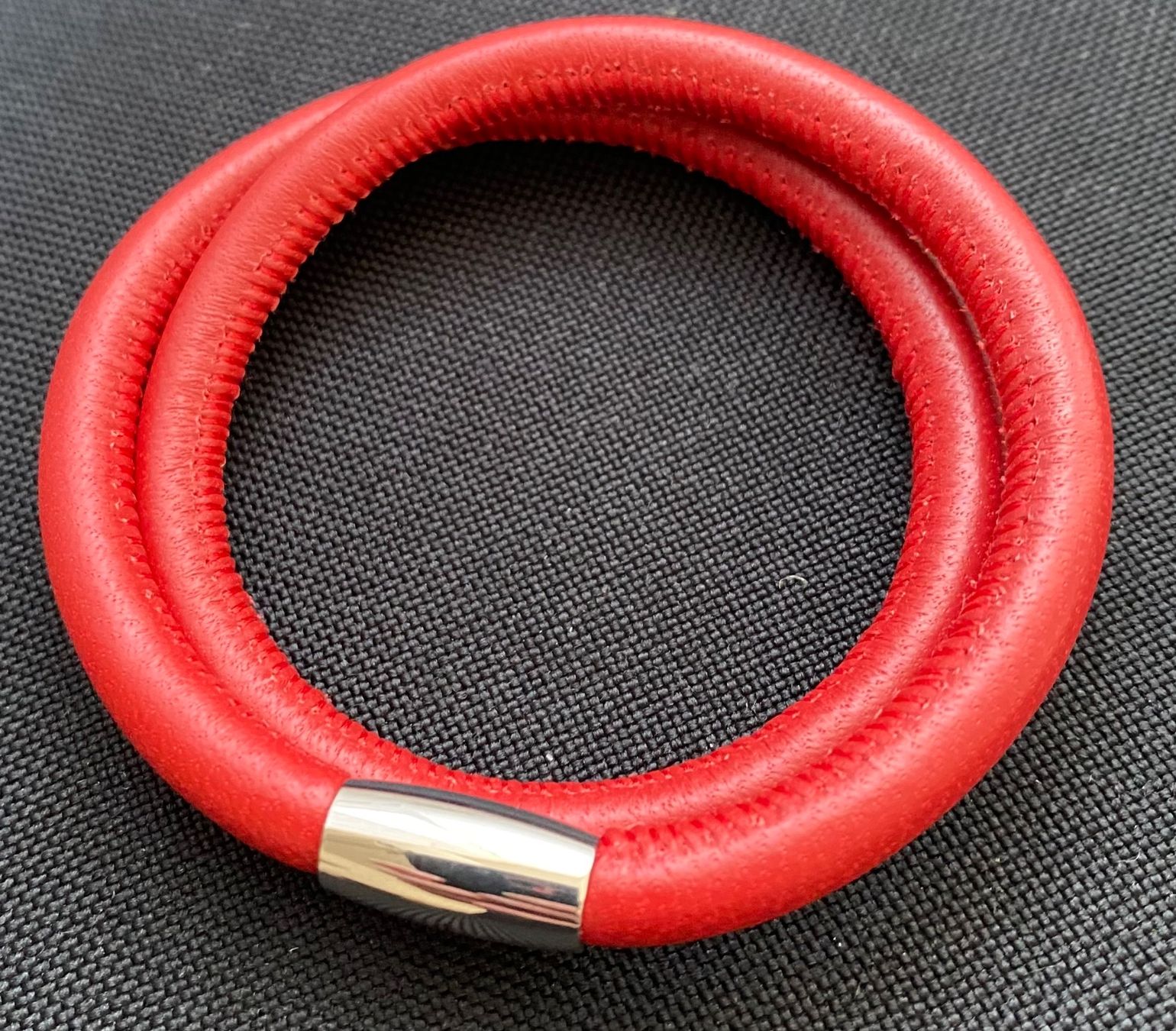 Bracciali & Braccialetti: Lederarmband 40cm, Verschluss magnetisch, Rot – Usato da Reichenburg venduto da Noxima 2