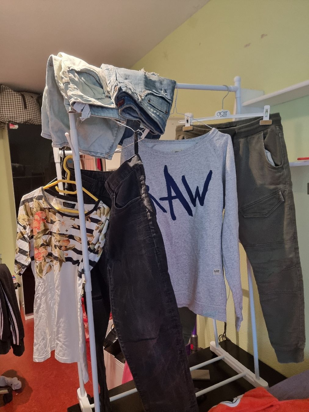 Lotti di vestiti: Kleiderpaket gr 34 /34 – Usato da Zürich venduto da Ralaualiyas