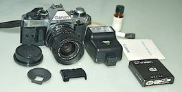 Analoge Canon AE-1 Program Spiegelreflexkamera mit Blitz
