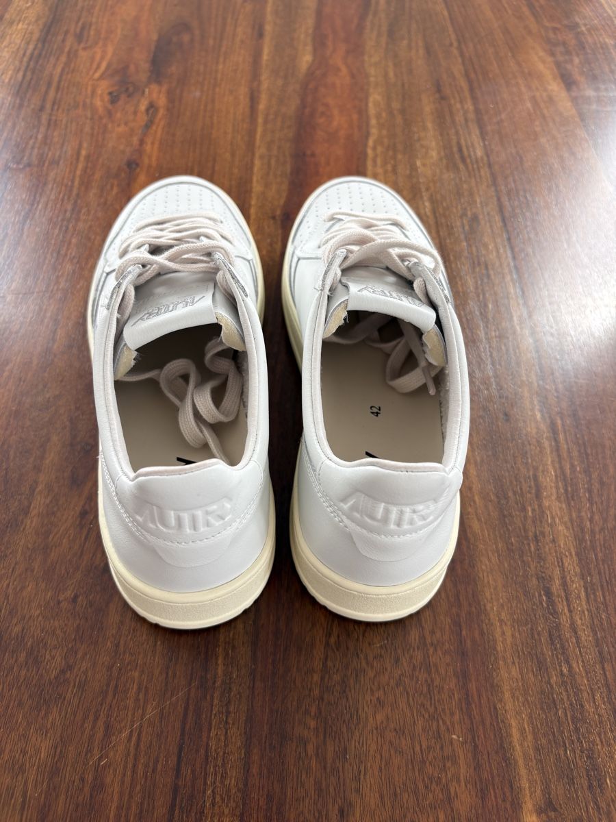 Autry Scarpe da uomo: Autry Medalist Herren, Farbe White/White, Grösse 42 – Nuovo (secondo la descrizione) da Gossau SG venduto da Bidzilla 3