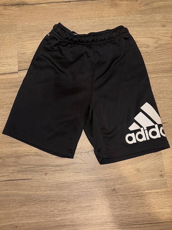 Kleiderpakete & -sets: Adidas Set – Gebraucht aus Therwil von for_zh9f 1