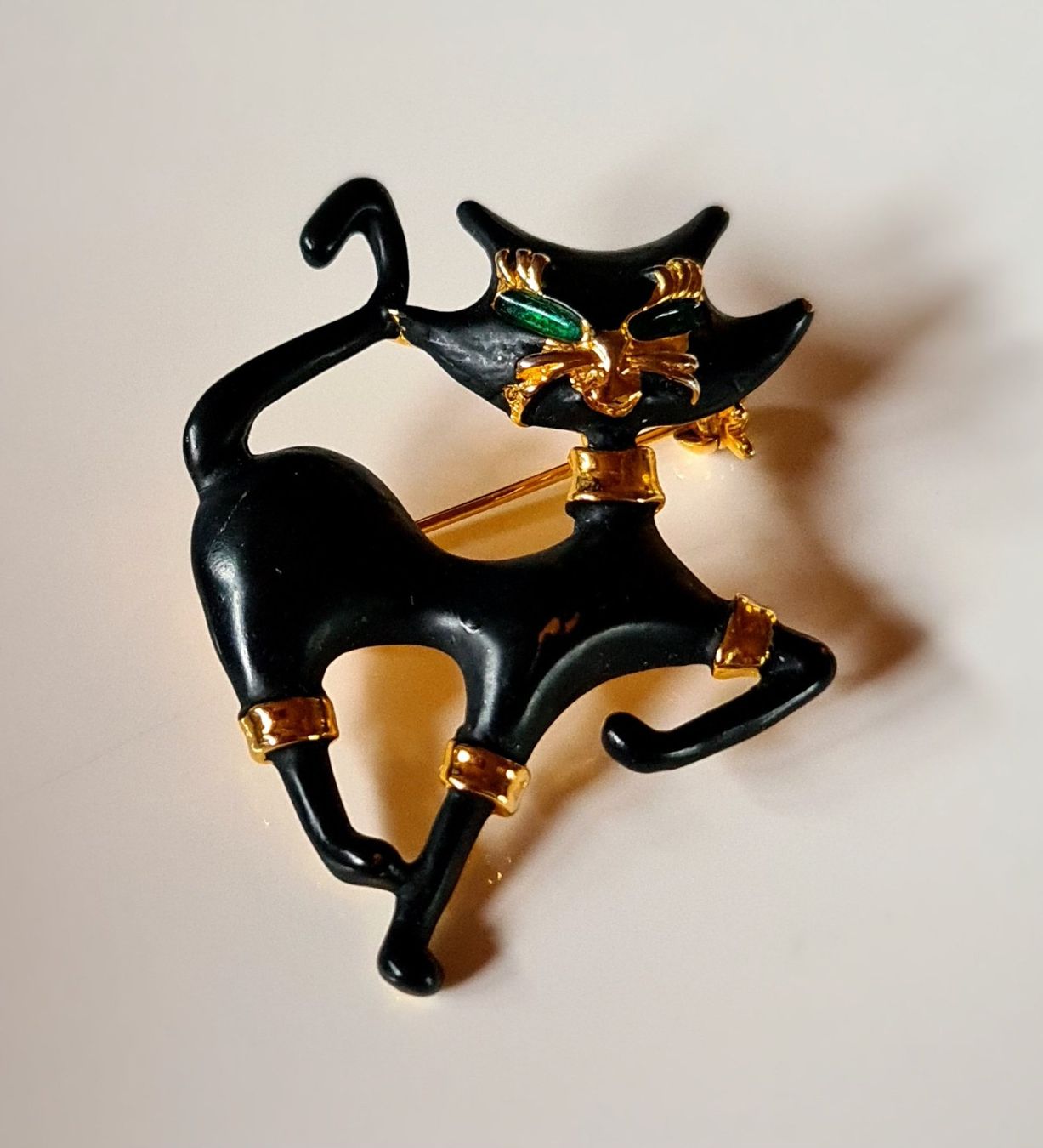 Spille & Fermagli: Modeschmuck Brosche schwarz/goldene Katze – Usato da Frauenfeld venduto da Purzli