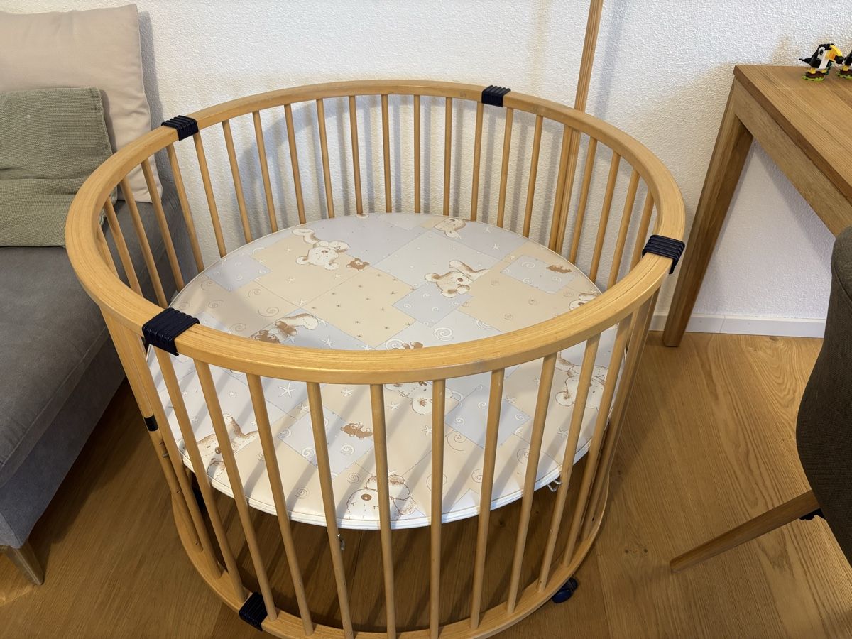 Lauf- & Sicherungsgitter: Rundes Kinderbett oder Laufgitter aus Holz – Gebraucht aus Bonstetten von mat_f6q6