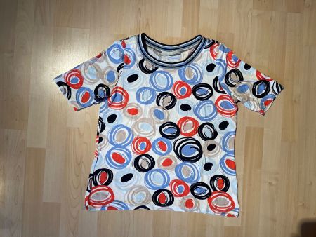 Shirt mit dreifarbigen Kreisen
