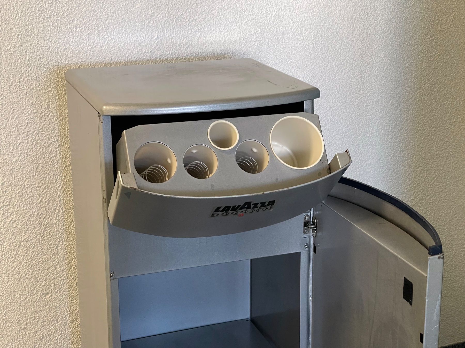 Armadi: Lavazza Standmöbel – Usato da Fehraltorf venduto da JLK-Jiri 4