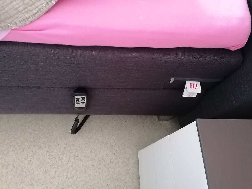 Letti: Schlafzimmer mit Elektro Bett – Usato da Unterengstringen venduto da per_5fxw 2