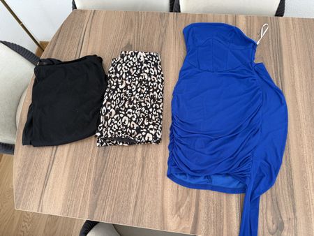 Blau und Schwarze Kleider und Rock
