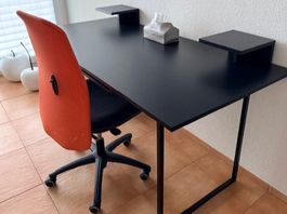 Ikea Schreibtisch, Schwarz mit Stuhl