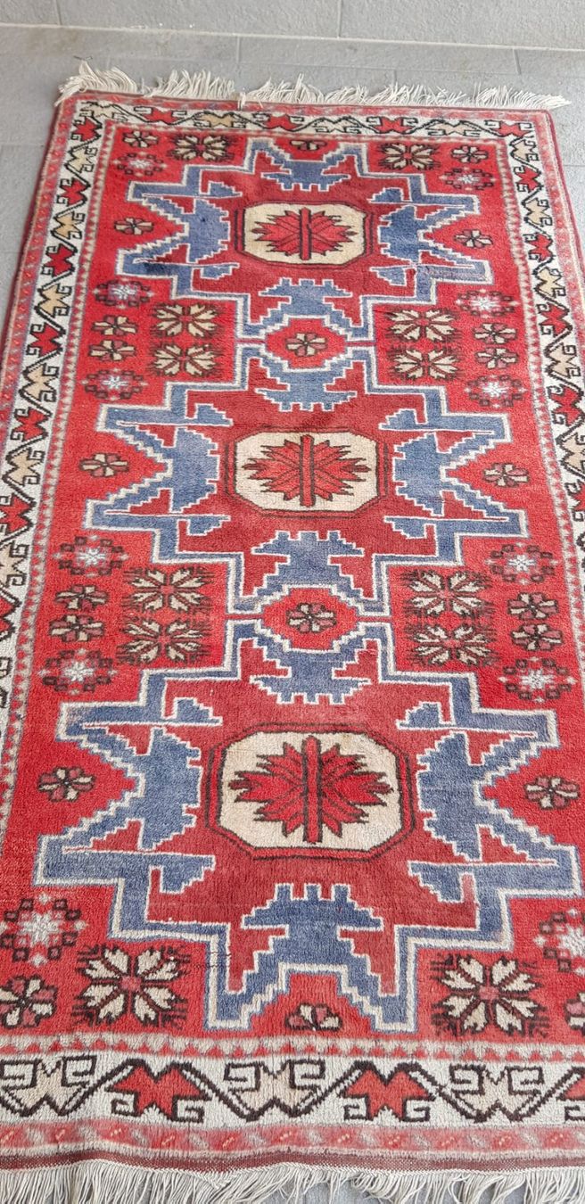 Teppiche: Schöner Roter Teppich mit blauem Muster – Gebraucht aus Flums von Flumsantik
