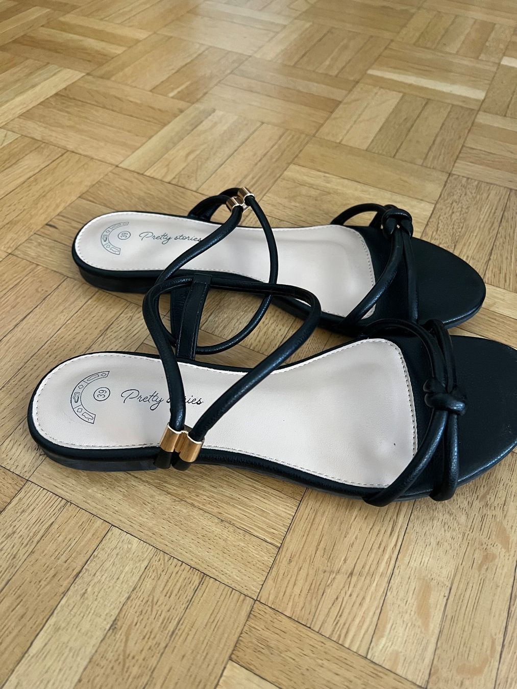 Scarpe da donna: Sandales plates – Usato da Vandoeuvres venduto da tif_nk52 2