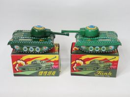 2 kleine Blech Panzer mit Schwungradantrieb