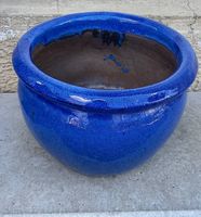Schöner blauer Tontopf