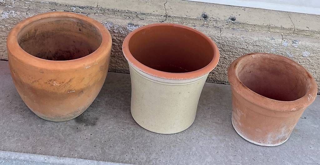 Pots de fleurs: 3 formschöne Tontöpfe – D'occasion à Urdorf par Resumasa