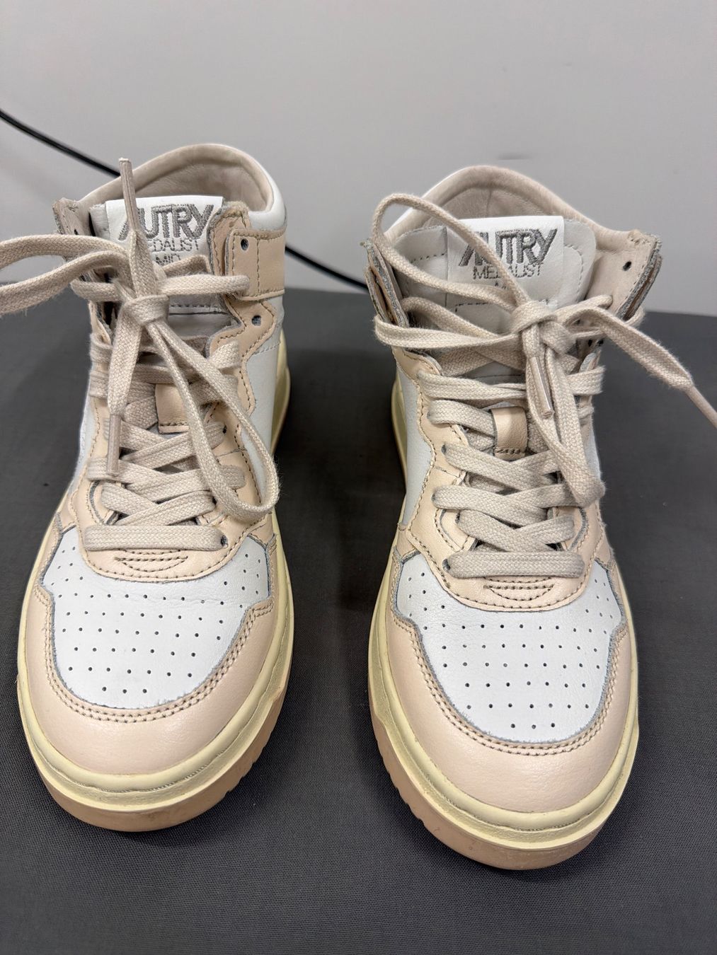 Autry Chaussures femmes: Sneaker AUTRY Medalist High Leder – D'occasion à Tägerwilen par TinaLupu