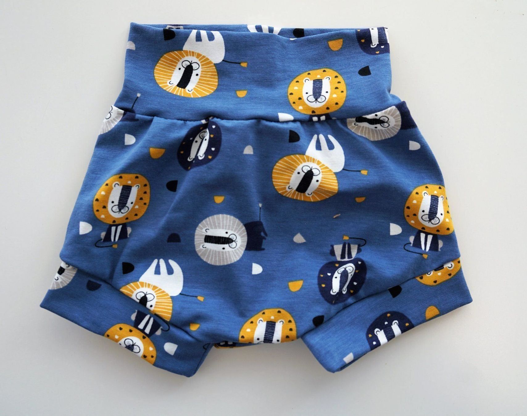 Hosen: Kurze Hose mit Löwen 62/68 NEU – Neu und originalverpackt aus Zürich von sambaum