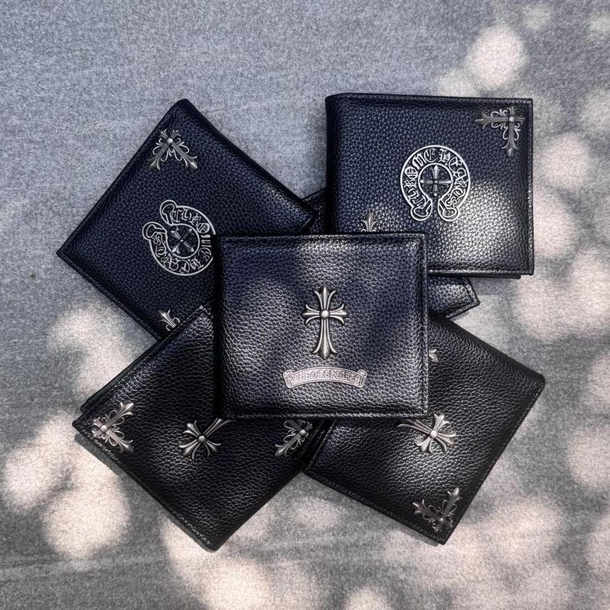 Chrome Hearts Portafogli: Gothic Cross Leather Wallet - Black with silver cross – Nuovo e nell'imballaggio originale da Caviano venduto da reselleo21