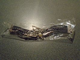 Armband schwarz, verschiedene Stränge, verschiedene Anhänger