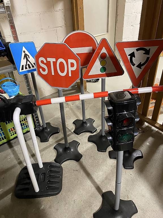 Giocattoli: Diverse Verkehrsschilder, Ampel, Barriere – Usato da Volketswil venduto da SiTaPrV
