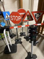 Diverse Verkehrsschilder, Ampel, Barriere