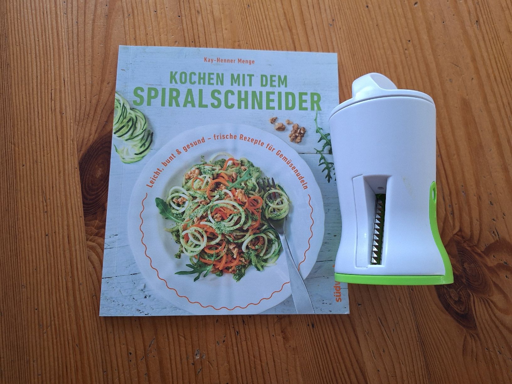 Elettrodomestici da cucina: Spiralschneider und Rezeptbuch – Usato da Aesch BL venduto da ChezToKa