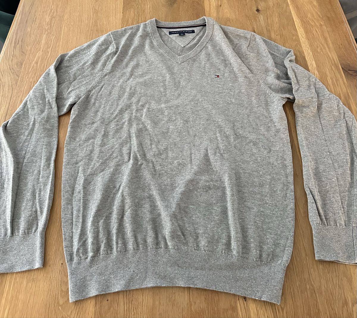 Tommy Hilfiger Pullover & Sweatshirts: Tommy Hilfiger Feinstrickpullover V-Ausschnitt Grau – Gr. M – Gebraucht aus Busswil BE von verowo