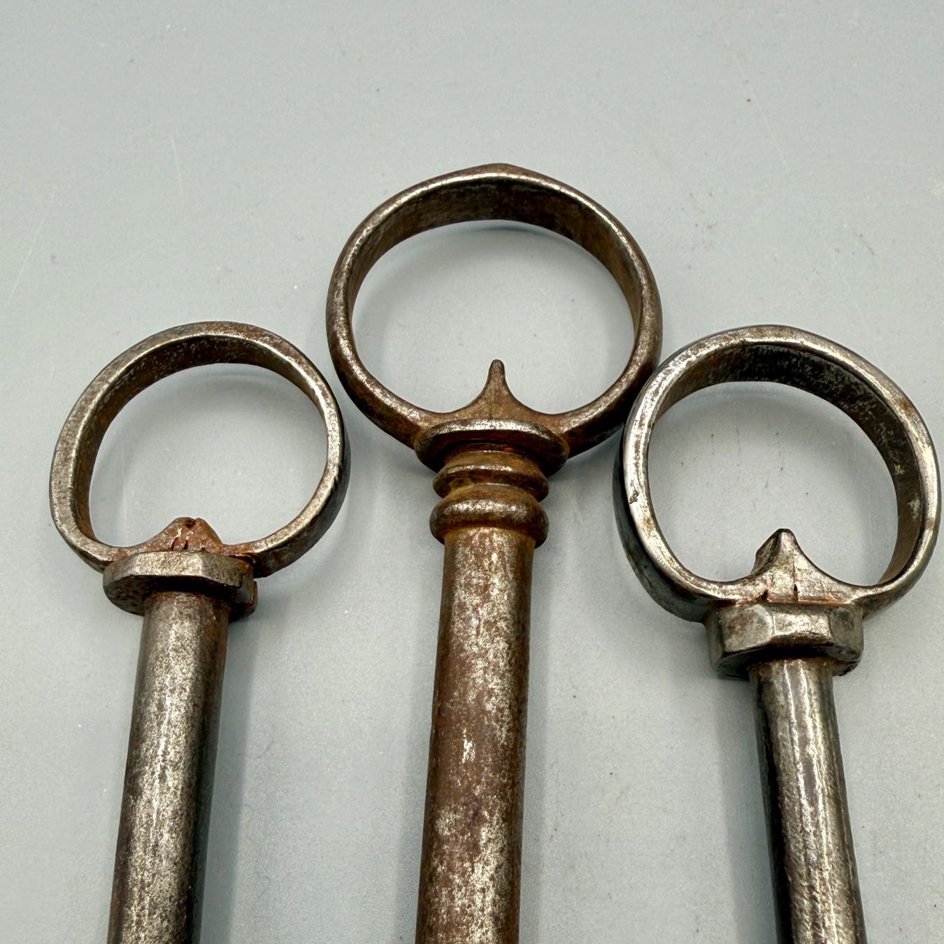 Schlüssel: 3 Antike Hohldornschlüssel – Gebraucht aus Ueberstorf von Brocandi 5