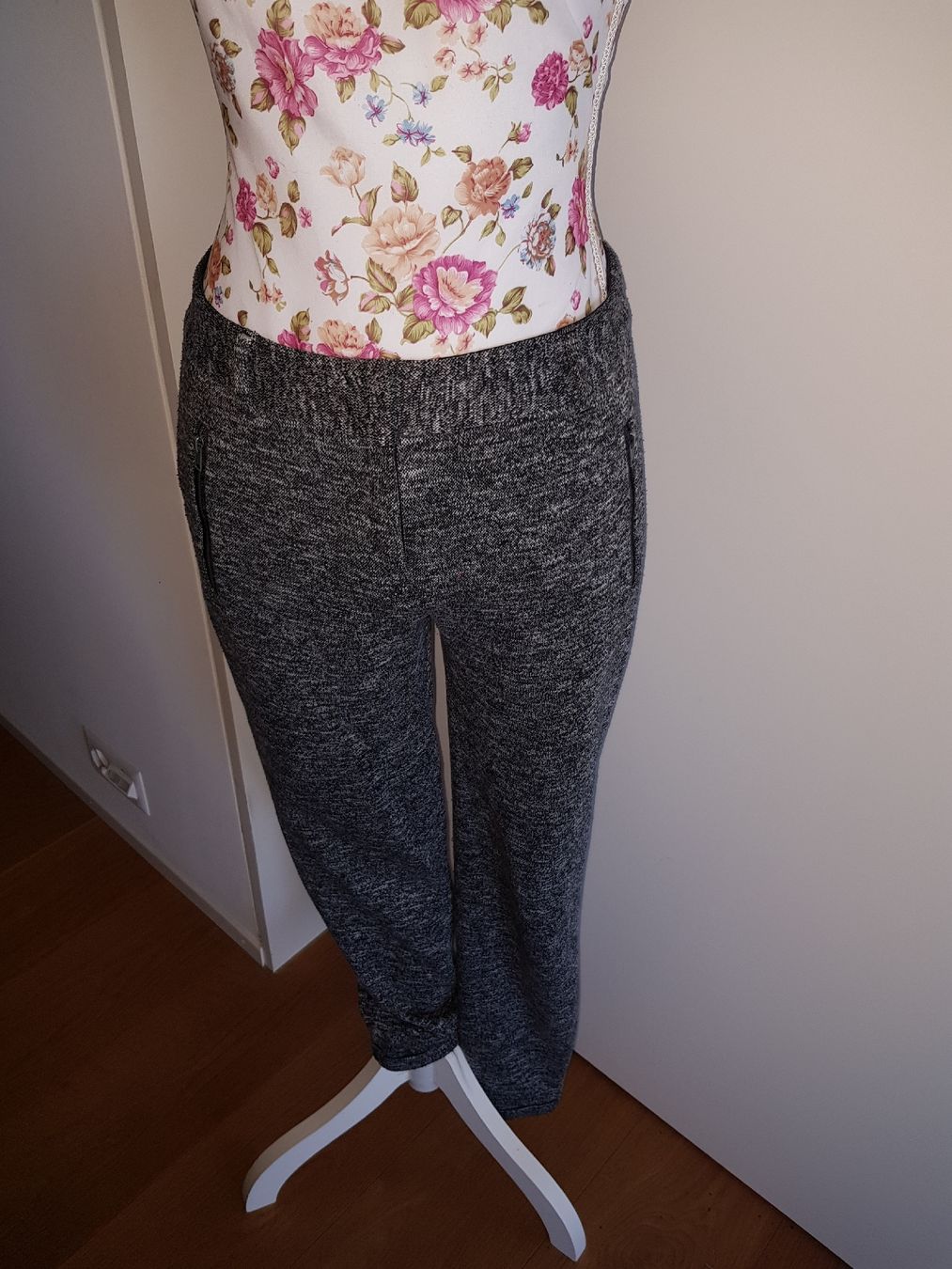 Esprit Pantaloni: Hose Gr 30 – Usato da Opfikon venduto da Annanet