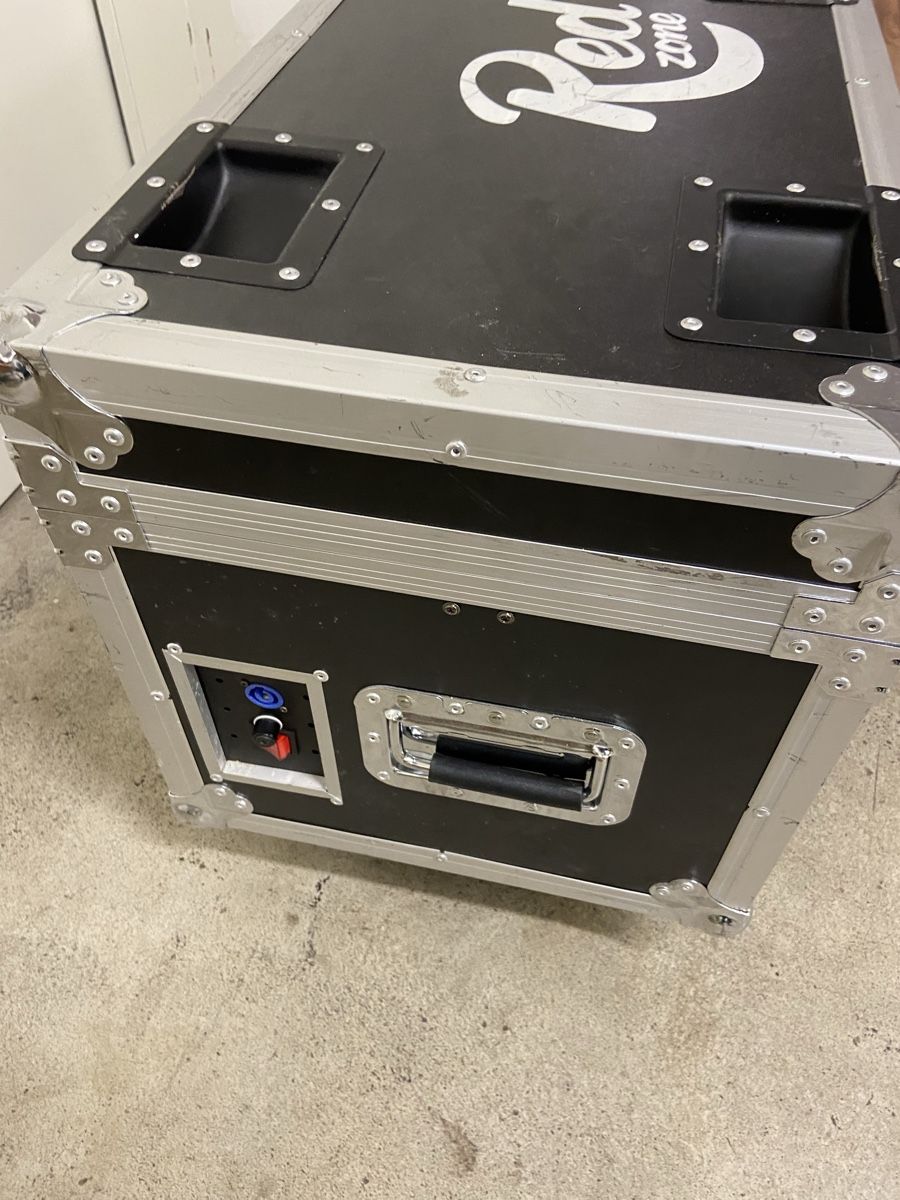 Lampes: Red Zone Scheinwerfer Set im Flightcase 6 Stk. gebraucht – D'occasion à Dietikon par brocki-eyra 6