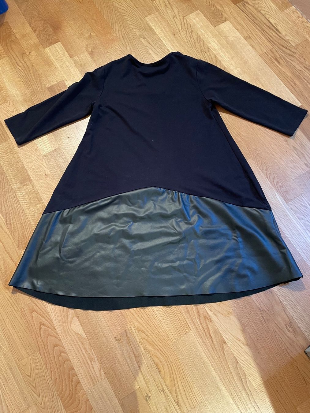 Kleider: Oversize kleid mit 3/4 Arm – Gebraucht aus Balgach von sei_s6d7 1