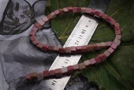 Rhodonite   Würfel   6mm Strang       ab 1.-  Auktion
