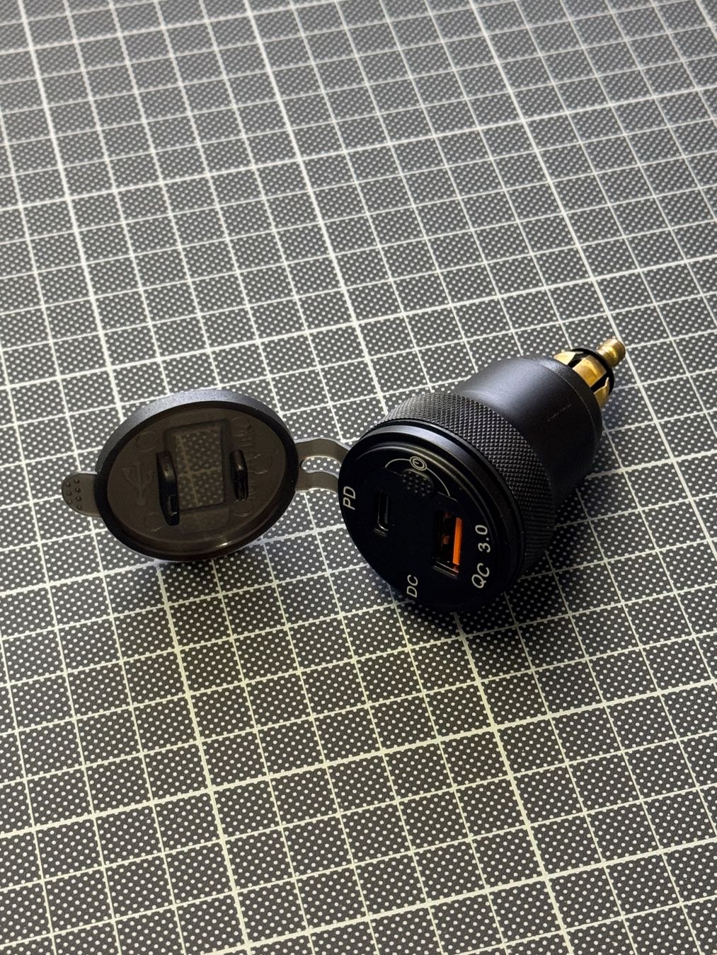 Caricabatterie: 12V Voltmeter Fast Charge Waterproof Hella DIN – Nuovo (secondo la descrizione) da Neuchâtel venduto da art_bqk6 3