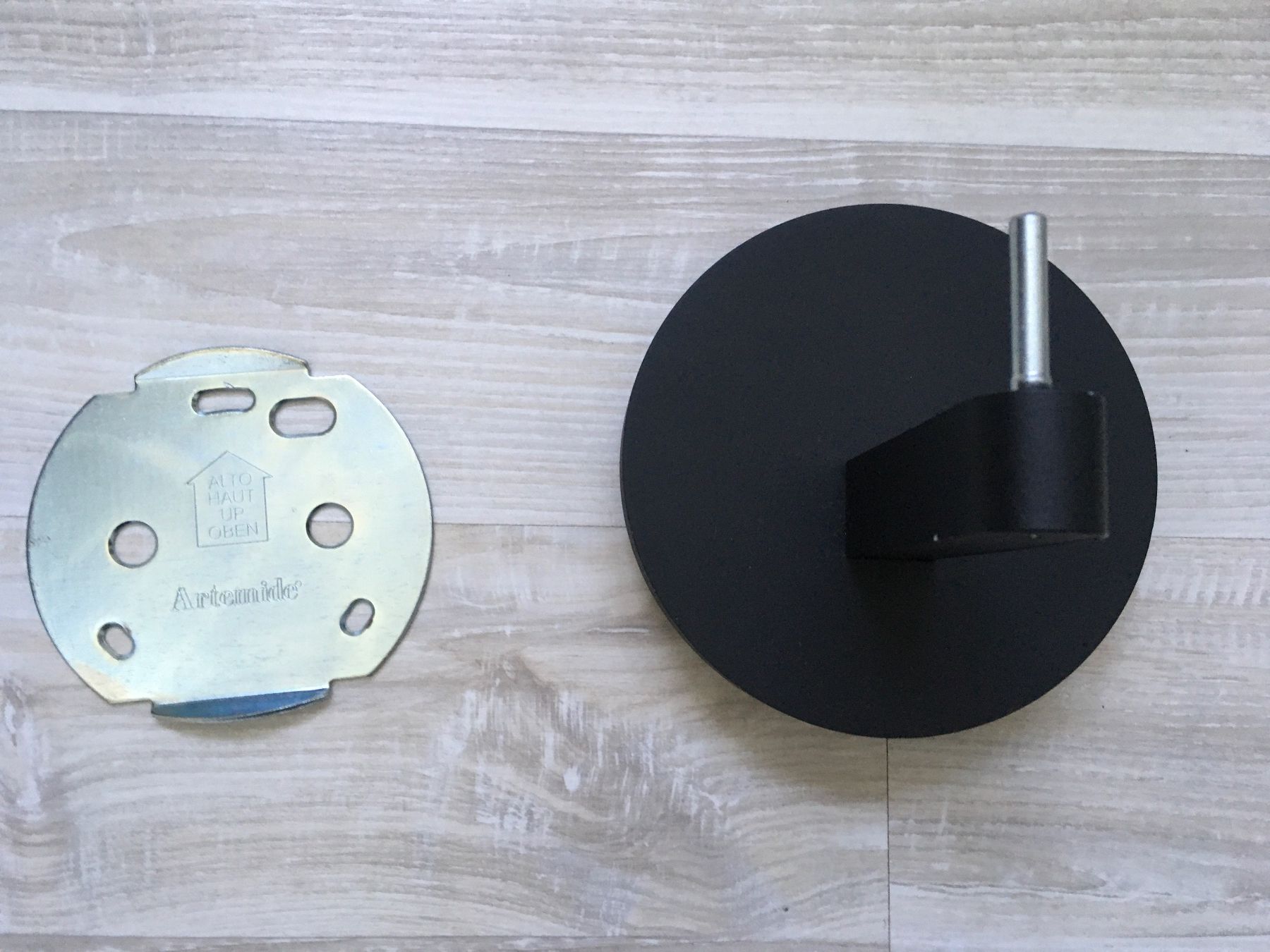 Supporti a parete: Artemide Wandhalter aus Metall – Usato da Freienwil venduto da Hubi030