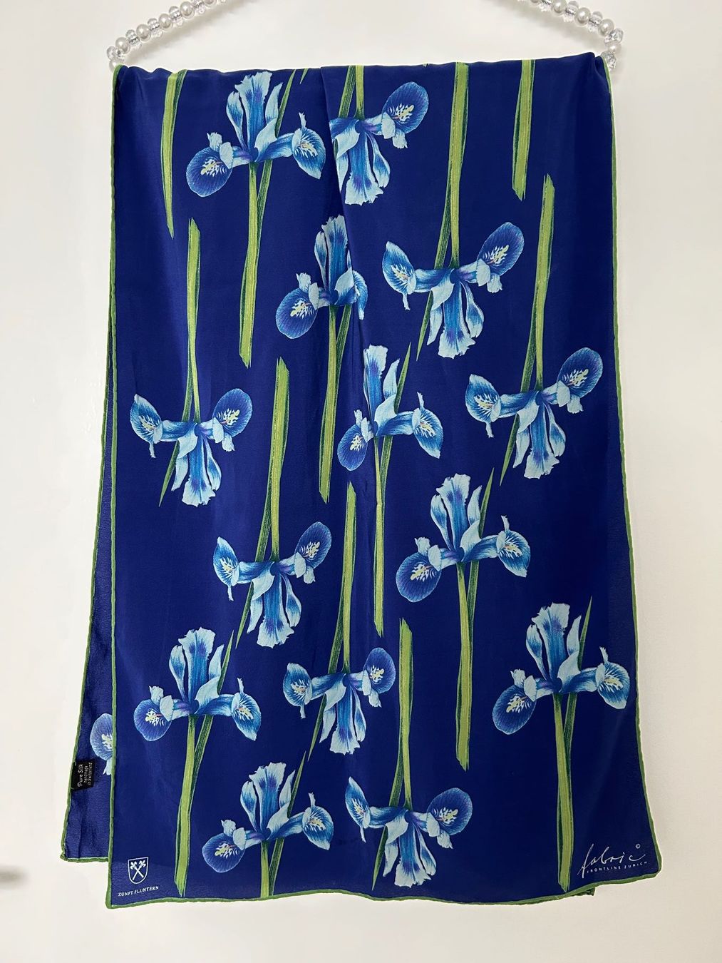 Fabric Frontline Foulards, Tücher & Schals: Frontline Seidenschal, handroulliert 46x132 cm. – Gebraucht aus Horn von Resvi