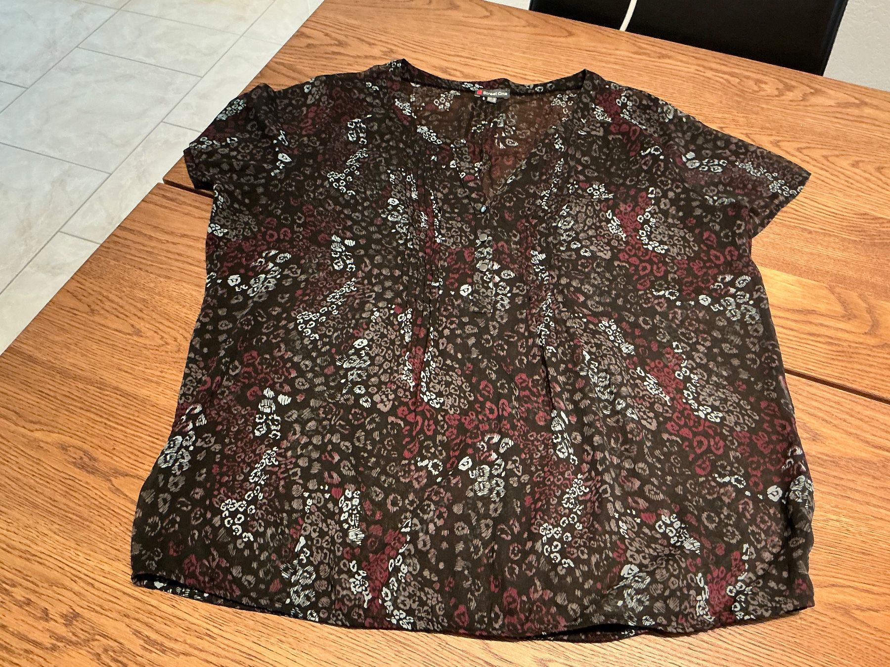 Camicette: Schöne Sommerbluse Grösse 44  schwarz/rot – Usato da Würenlos venduto da sweety5436 1