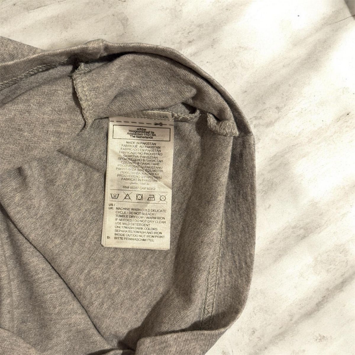 Adidas T-shirt: T-Shirt Adidas Original – Nuovo (secondo la descrizione) da Châtel-St-Denis venduto da Montclair_Swiss 3