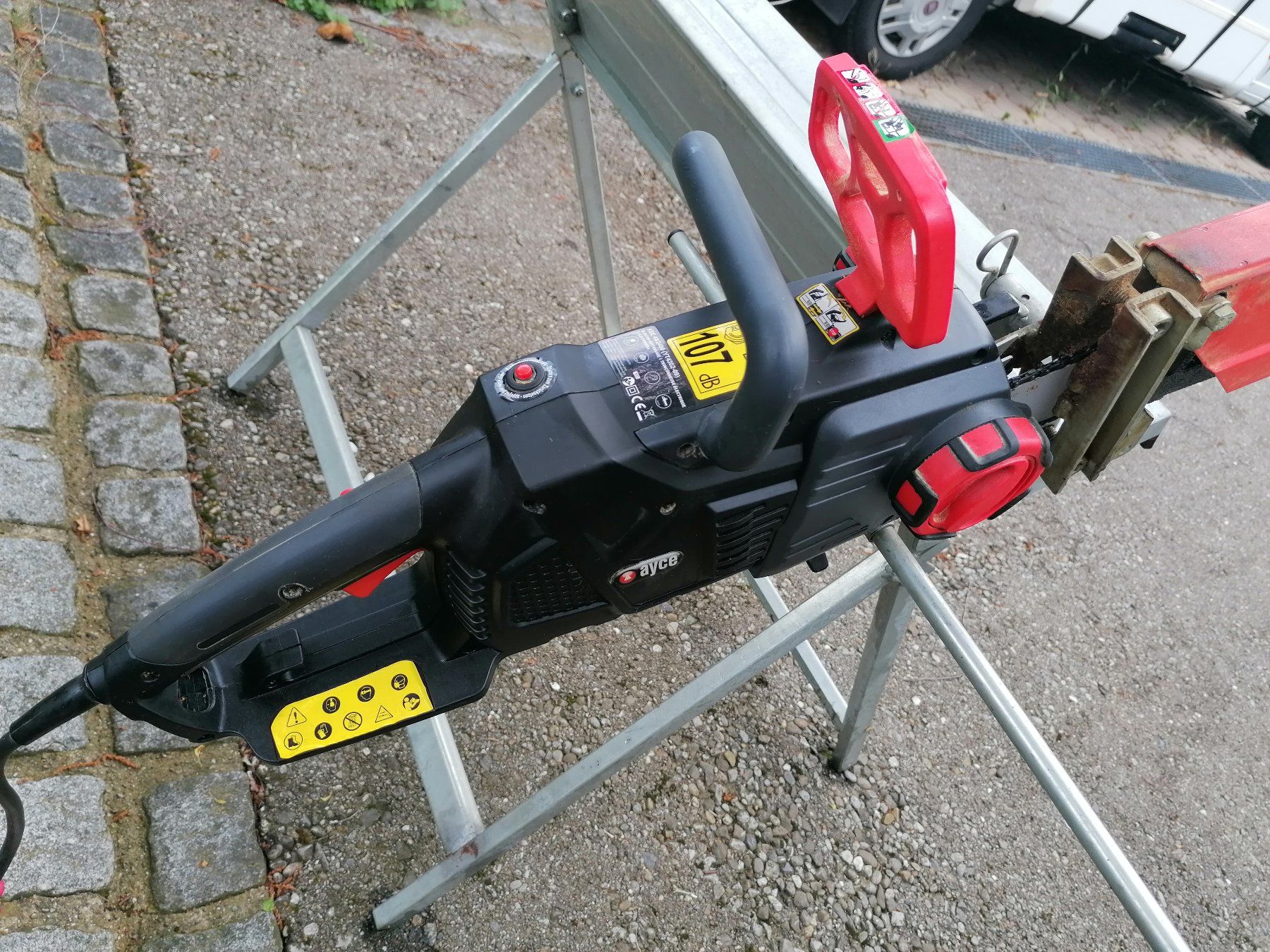 Tutte le macchine: Sägebock mit elektrischer Motorsäge – Usato da Wiezikon b.Sirnach venduto da Amen 2