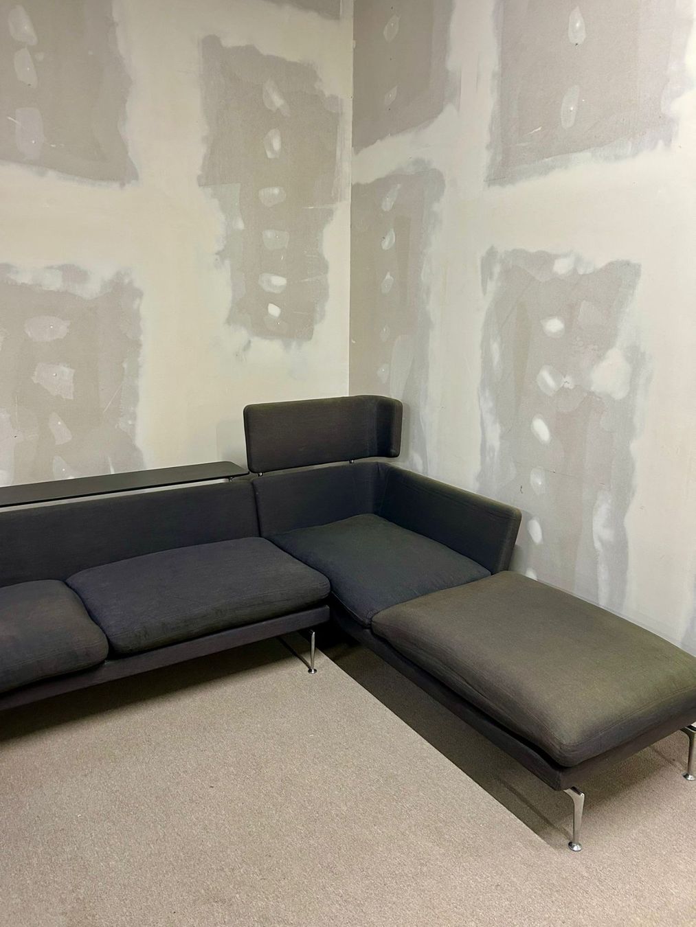 Vitra Divani: Vitra Suita Sofa, dunkelgrau modulares Ecksofa mit Ablage – Usato da Rickenbach ZH venduto da Der-Insider 8