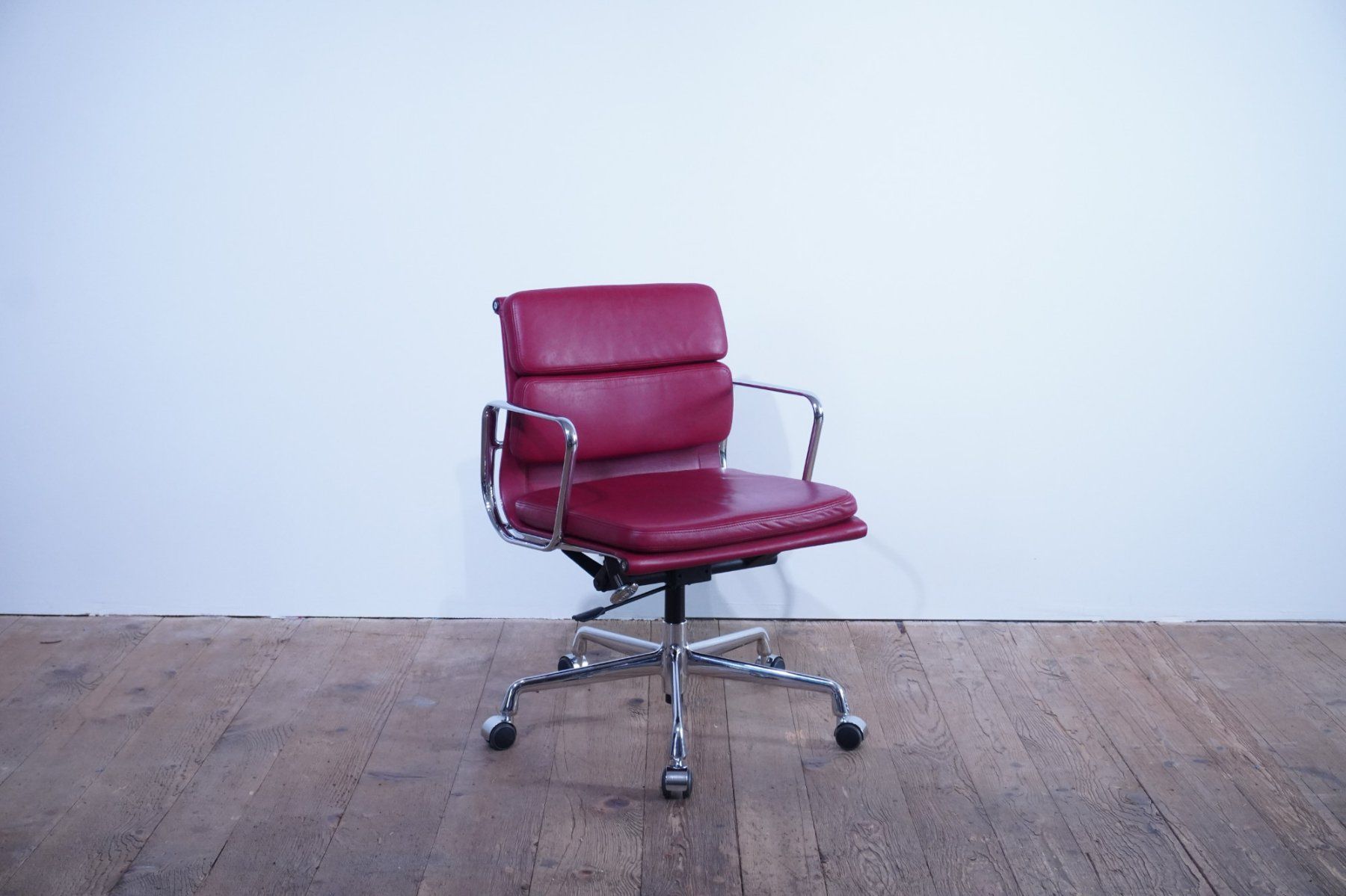 Vitra Sedie: Vitra Eames Soft Pad Chair EA217 Leder rot – Usato da Bad Zurzach venduto da QLASSIQ