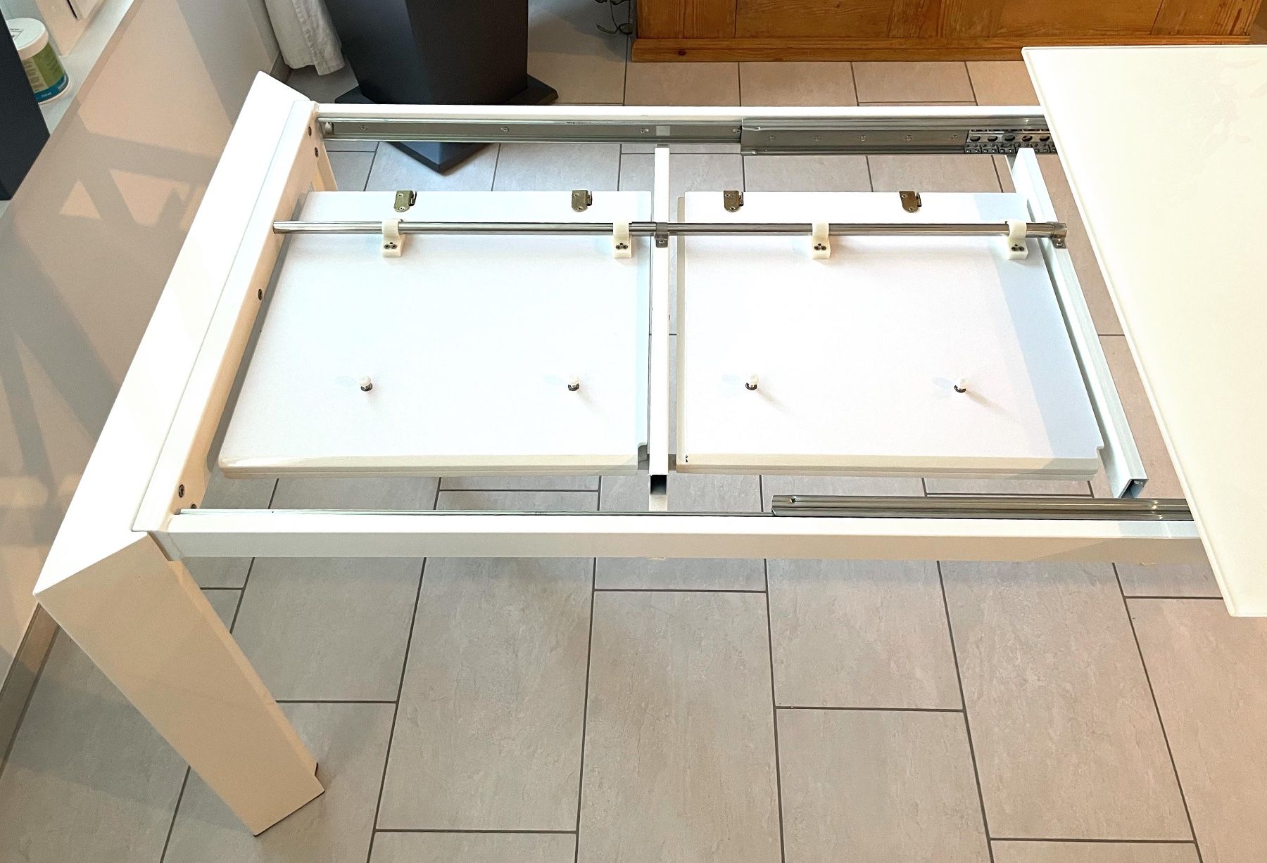 Tische: Esstisch mit Glasplatte, erweiterbar, weiss – Gebraucht aus Uster von Hotzli 3