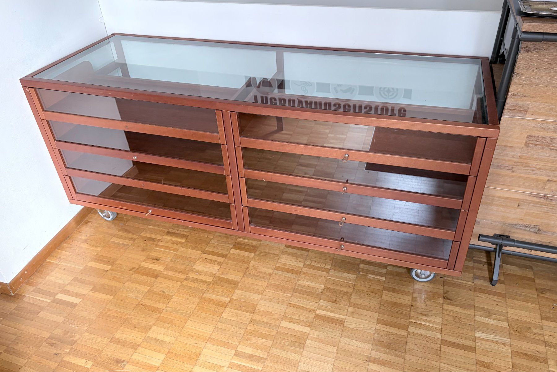Vetrine: Vintage Vitrine / Sideboard mit Glasplatte und Schubladen – Usato da St. Gallen venduto da RyTriNad