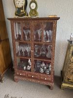 Antiker Vitrinenschrank, Holz, rot-gold, Vintage Look