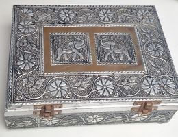 Magnifique boîte à bijoux vintage argentée et décorative