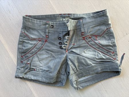 Freeman T. Porter Shorts grau mit roten Nähten, Gr. 26/28
