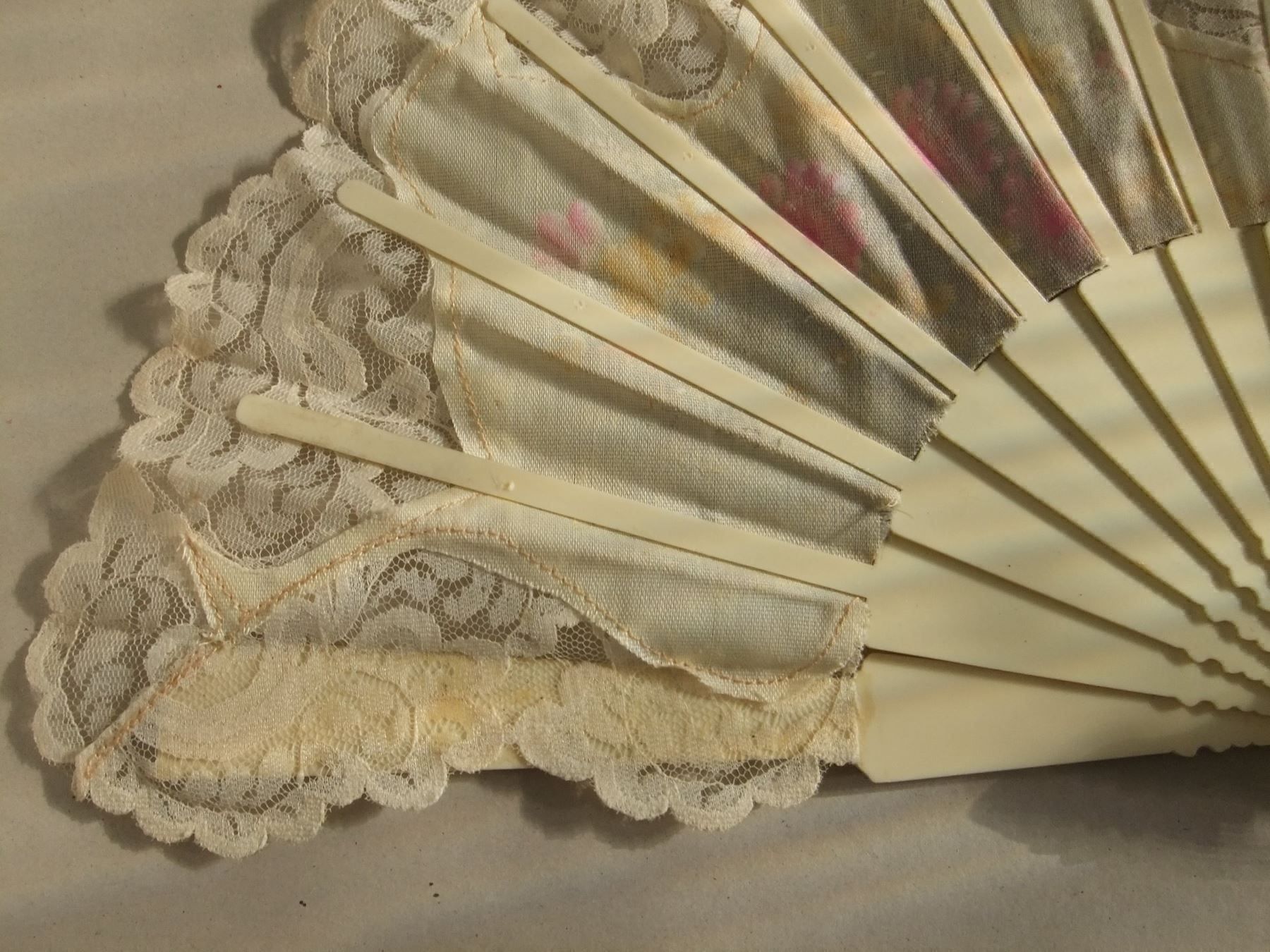 Tessuti: Eleganter Fächer mit weissem Tüll – Usato da Esslingen venduto da eintagammeer 3