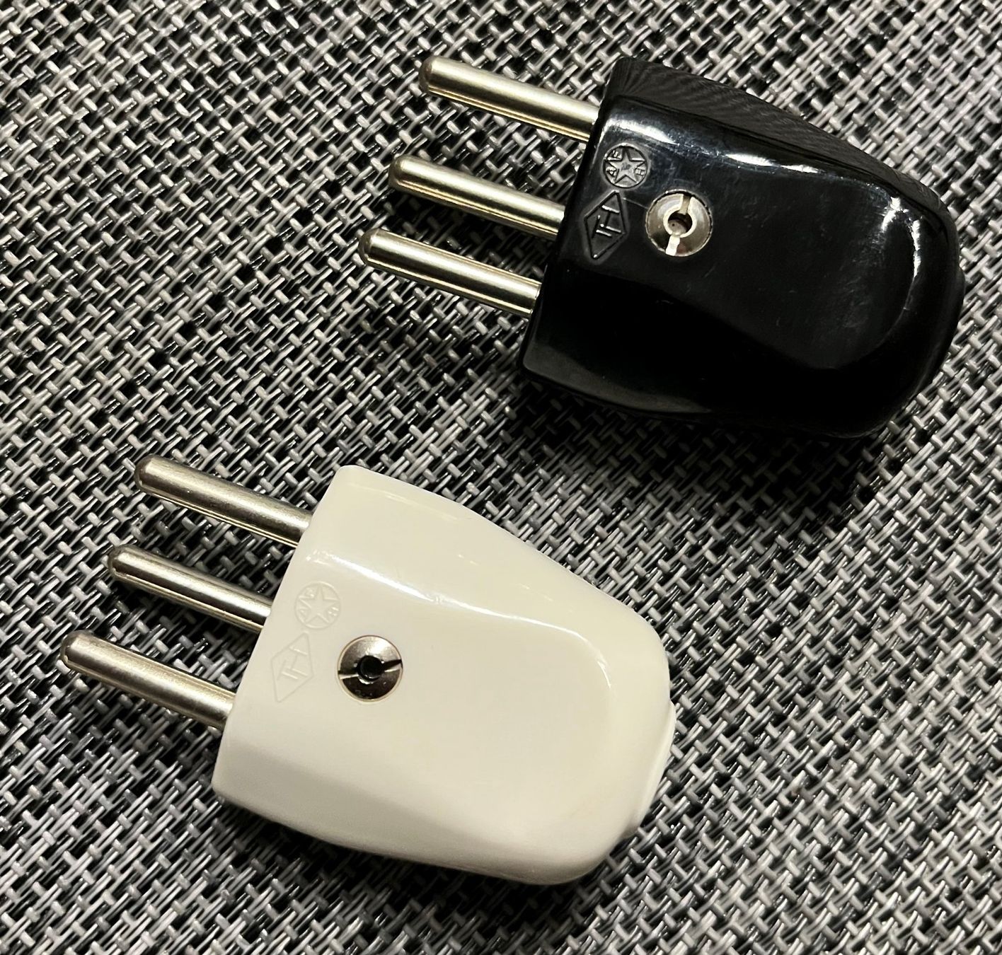 Spine: 10 Stecker T12 10A 250V  L+N+PE – Nuovo (secondo la descrizione) da Zürich venduto da baracuda8048 1